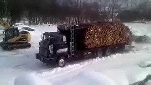 Há hốc miệng với màn bốc dỡ gỗ 'nhẹ tựa lông hồng' của xe tải