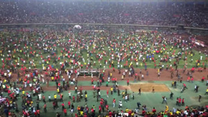 Hàng vạn CĐV tràn xuống sân ăn mừng chiến thắng