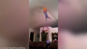 Clip sốc: Bố ném con lên trần nhà để... bắt bóng bay