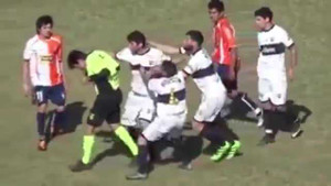 Chưa kịp rút thẻ đỏ, trọng tài đã bị cầu thủ xông vào đấm phải nhập viện