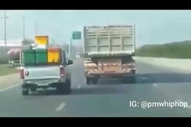 Xe tải lượn lờ phía trước, 'trêu ngươi' xe bán tải