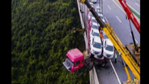 Rụng tim clip xe tải mất lái, lao đầu sát mép vực sâu 150m