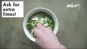 Đầu bếp Mỹ hướng dẫn cách ăn phở Việt lạ đời, gây tranh cãi