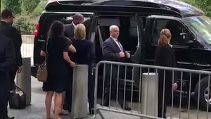 Lộ clip bà Hillary 'ngã khuỵu', được dìu lên ôtô rời lễ tưởng niệm 11/9