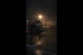 Bão số 4 áp sát, Đà Nẵng 'oằn mình' trong mưa dông, gió giật