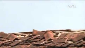 Lốc xoáy thổi bay nhà dân ở Quảng Trị