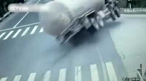 Xe bồn lật thảm khốc, người đi đường thoát chết thần kỳ