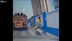 Xe tải đánh rơi khối thép nghiền nát người đi xe máy