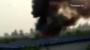 Trung Quốc: Máy bay trình diễn lao đầu xuống đất, bốc cháy ngùn ngụt