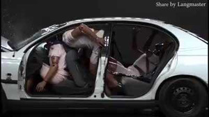 Cận cảnh tai nạn khủng khiếp vì không thắt dây an toàn trên ôtô