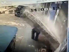 Bức tường đột ngột đổ sập, đè lên người đàn ông