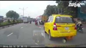 Bất chấp hiệu lệnh, lái xe đánh võng trốn cảnh sát trên phố