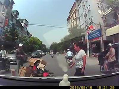 Bẻ lái tránh taxi, xe máy chở cồng kềnh ngã nhào trước đầu ôtô