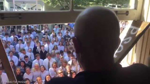 400 học sinh Mỹ hát động viên thầy giáo bị ung thư gây 'bão' mạng