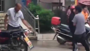 Cười vỡ bụng màn kungfu đường phố 'kịch tính' chưa từng có