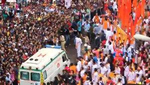 Hàng nghìn người 'rẽ sóng' nhường đường cho xe cứu thương trong lễ hội