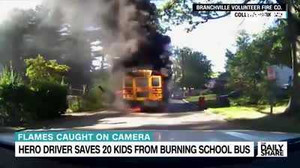 'Nữ anh hùng' cứu sống 20 học sinh tiểu học ngoạn mục từ xe buýt bốc cháy