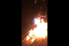 Clip thanh niên 'sống ảo' tẩm xăng nhảy xuống sông để giữ lời hứa 'đủ 40.000 like'