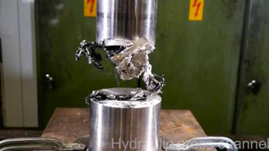 Xem iPhone 7 bị máy nén thủy lực hủy diệt trong nháy mắt