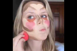 Cô gái trát phấn lên mặt như hề và cái kết khó tin