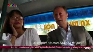 Xôn xao clip các đại sứ Châu Âu ngồi xe buýt Việt và 'tám chuyện' thân mật với hành khách