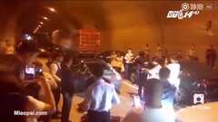 Tắc đường, sợ lỡ giờ lành, cặp đôi cưới ngay trong đường hầm