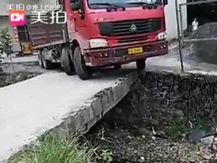 Pha qua cầu ảo diệu của xe tải 'khủng'