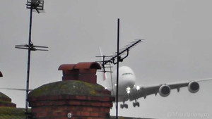 Máy bay chở khách lớn nhất thế giới chao đảo khi hạ cánh kiểu 'con cua'