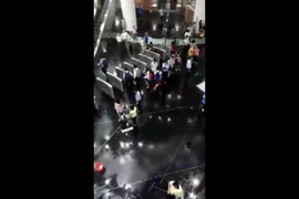 TP.HCM mưa lớn như trút, tòa nhà Bitexco bị dột, nước chảy lênh láng