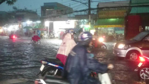 TP.HCM chìm trong 'biển' nước sau cơn mưa