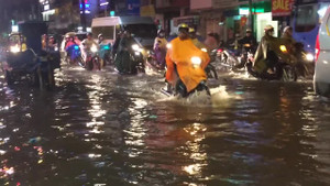 Ngàn người bì bõm trong trận ngập kinh hoàng ở TP.HCM