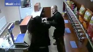 Nữ nhân viên dũng cảm giằng khẩu AK-47 của tên cướp trọc đầu