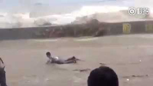 Thủy triều dữ dội như tận thế, 'nuốt chửng' đám đông mải chụp ảnh, quay phim