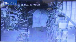 Phì cười với độc chiêu ngụy trang như phim kiếm hiệp của tên trộm thuốc lá