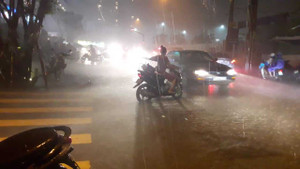 Mưa lớn kèm theo lốc xoáy kinh hoàng tại TP.HCM