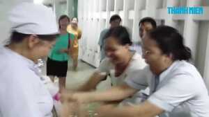TP.HCM ngập lịch sử, y tá rủ nhau... bắt lươn trong bệnh viện
