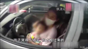 Vừa lái xe vừa cho con bú, bà mẹ trẻ bị phạt gần 700.000 đồng