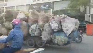 Kinh hãi cảnh xe máy chất hàng 'như núi' đi ngang nhiên trên phố Hà Nội