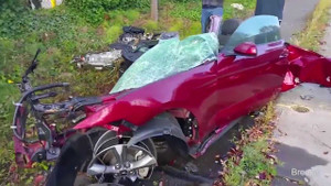 Tai nạn ở vận tốc 145km/h, ôtô vỡ tung, tài xế không hề hấn gì