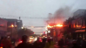 Đường dây điện cháy nổ rừng rực giữa trời mưa ở TP.HCM