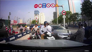 Xe máy, ô tô rồng rắn đi ngược chiều trên cầu vượt ở Hà Nội