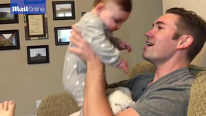 Em bé khóc nức nở, không nhận ra bố sau khi cạo râu