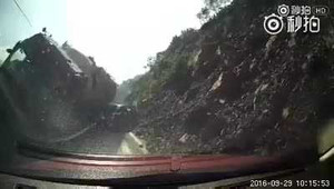 Xe tải khổng lồ lật đè nát xe con, 2 người chết thảm