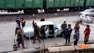 Choáng với 'siêu xe' 5 chỗ nhồi nhét... 17 người đàn ông lực lưỡng