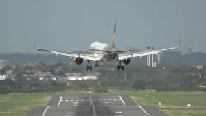 Máy bay Airbus chao đảo, vật lộn hạ cánh trong gió dữ