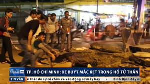 Clip: Xe buýt TP.HCM đang chạy mắc kẹt ở miệng 'hố tử thần'