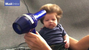 Bé trai 2 tháng tuổi sở hữu mái tóc bông xù gây 'sốt' cộng đồng mạng