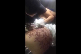 Clip bà bầu chửa 'vượt mặt' vẫn xăm hình hoa mẫu đơn kín bụng gây tranh cãi