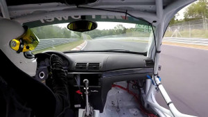 BMW bị thổi bay cửa khi phóng 280km/h trên đường đua nguy hiểm nhất hành tinh