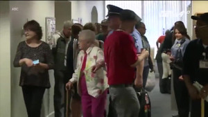 Cụ bà 102 tuổi ước mơ được cảnh sát bắt, còng tay về đồn